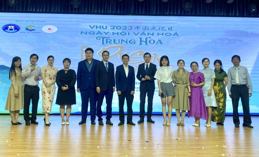 文献大学领导、教师与来宾留影。