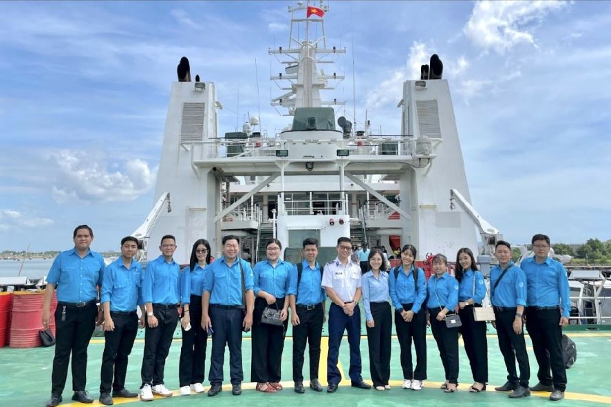 陈达康积极参与共青团活动。 陈达康积极参与共青团活动。