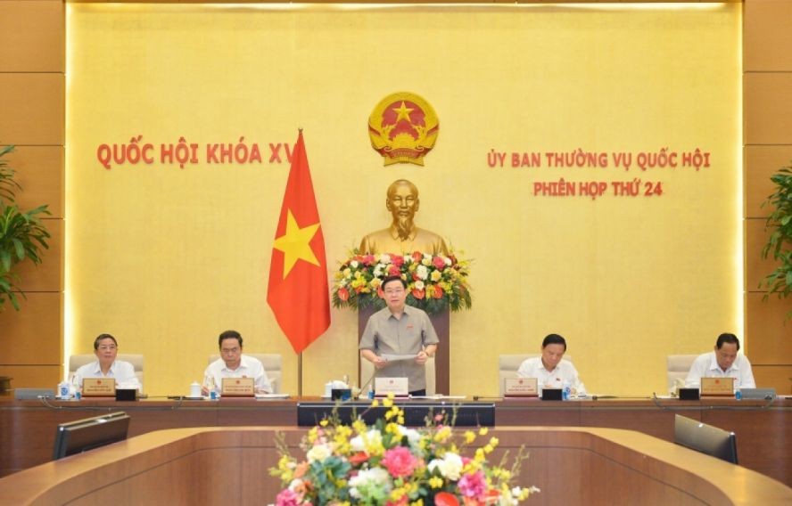 国会主席王廷惠(中)致开幕词。(图:VOV)