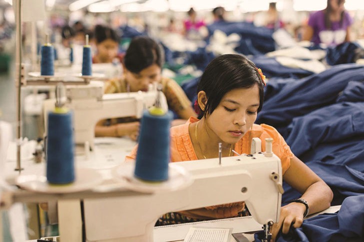 图为泰国女工在成衣厂车间制衣。(示意图:互联网)