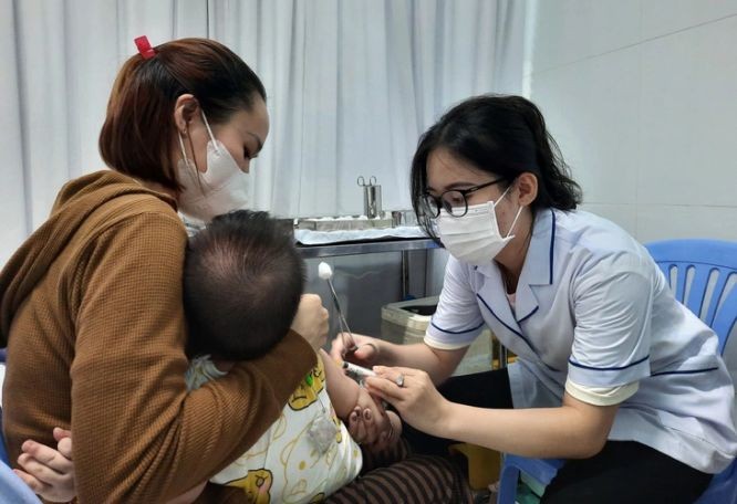 本市儿童按照扩大免疫规划接种疫苗。(图:秋贤)