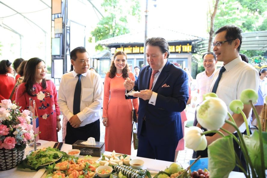 美国驻越南大使马克·纳珀出席越美友好文化盛会并品尝河内传统特色菜。(图:HAUFO)