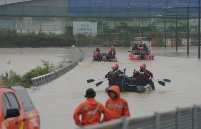 7月15日,在韩国忠清北道清州市,警察和消防人员进行搜救工作。(图:新华社)