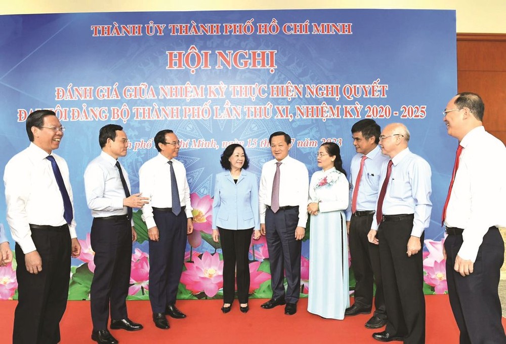 与会代表交换意见。