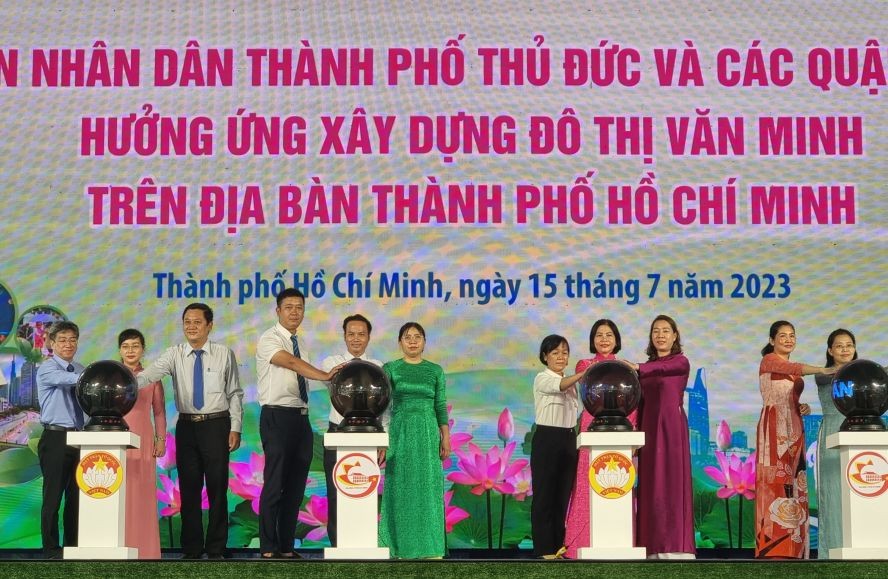 市与郡领导参加发动仪式。