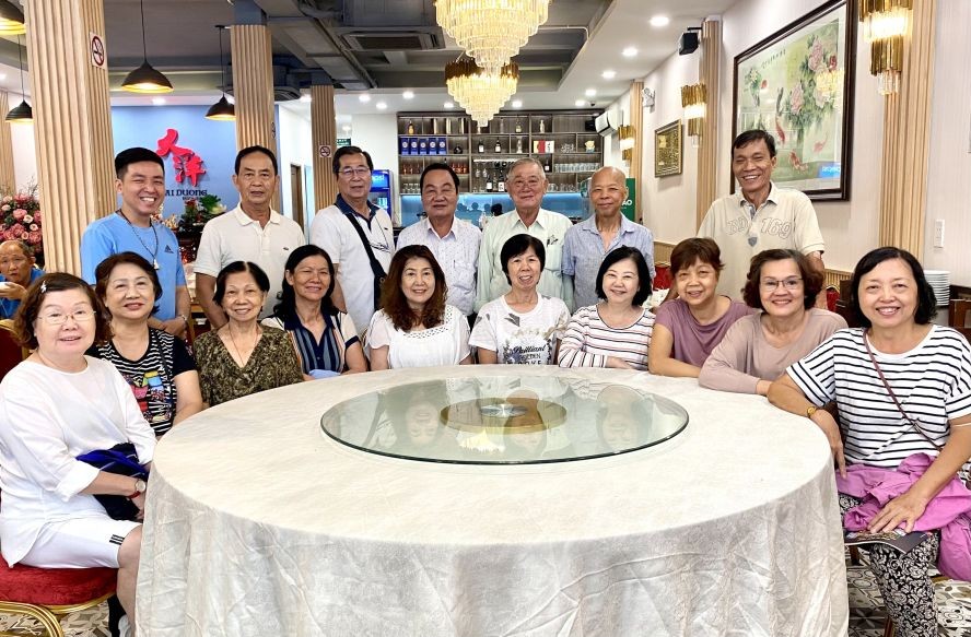 福中校友会执委商讨校庆联欢后合照。
