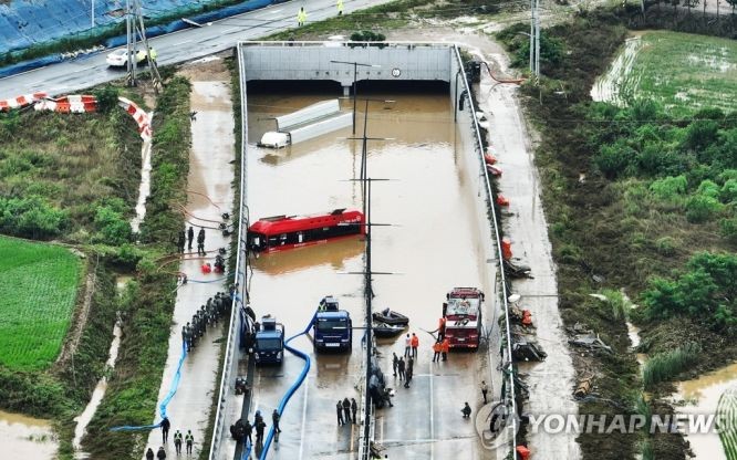 韩暴雨致35人死10人失踪