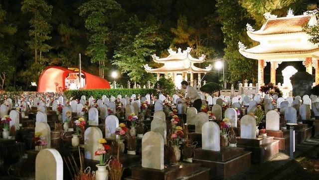 广治省长山国家烈士陵园夜间一隅。(图:NDO)