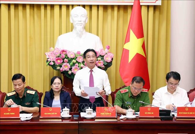 国家主席办公厅副主任范青河(中)主持新闻发布会。(图:越通社)