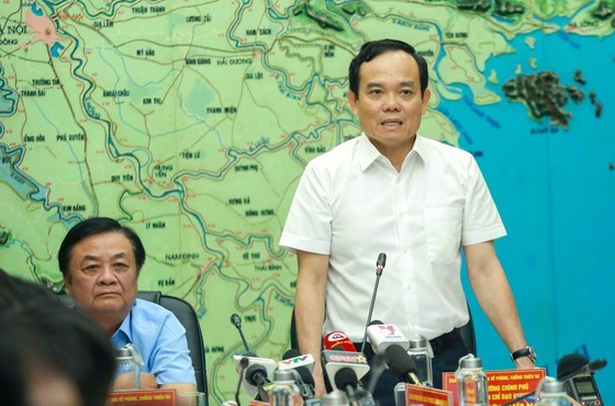 政府副总理陈留光主持会议(右)。