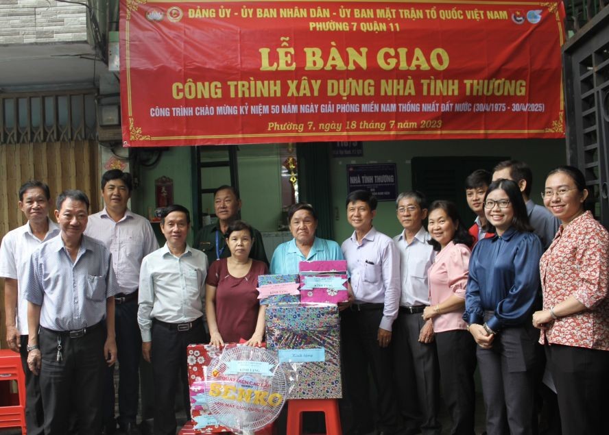 本市和地方领导以及庆云南院住持周华邦祝贺华人户曾福强。