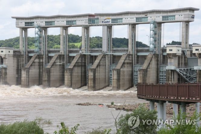 7月5日,京畿道涟川郡的郡南大坝开闸向下游排走朝鲜在临津江上游所泄洪水。(图:韩联社)