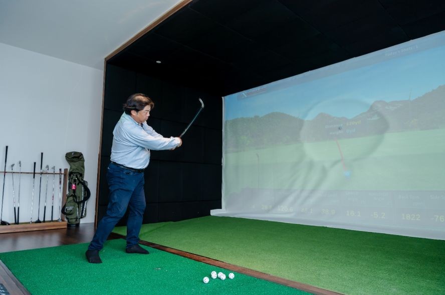 客户参观 Happy One Central 建筑工地的 3D 高尔夫健身设施。 客户参观 Happy One Central 建筑工地的 3D 高尔夫健身设施。