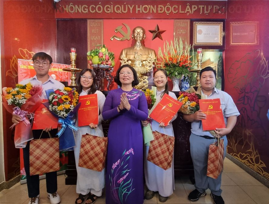 4名优秀青年获接纳入党