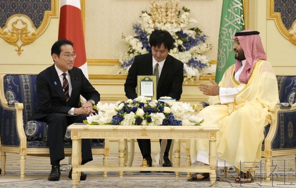 日本首相岸田文雄(左)与沙特王储穆罕默德・本・萨勒曼(右)举行会谈。(图:共同社)