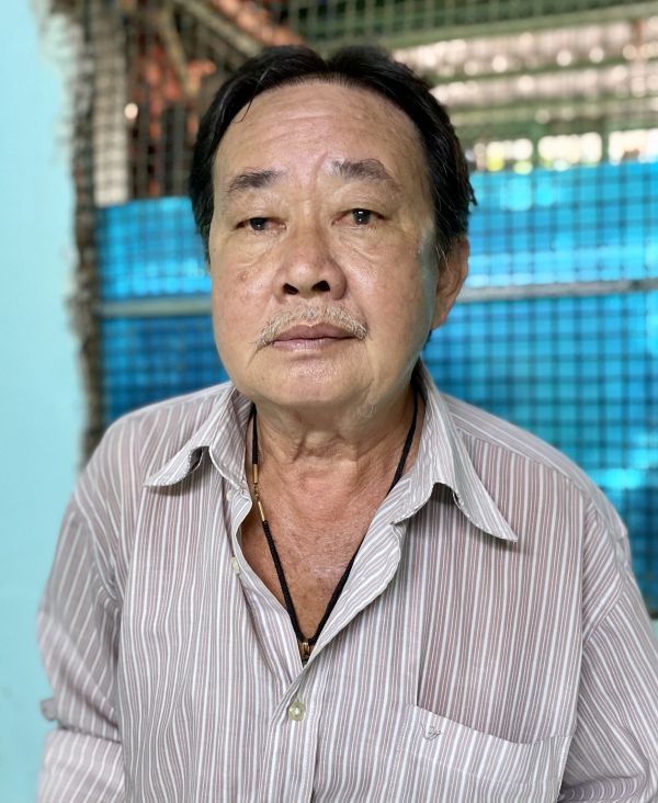 双眼失明老汉过活难