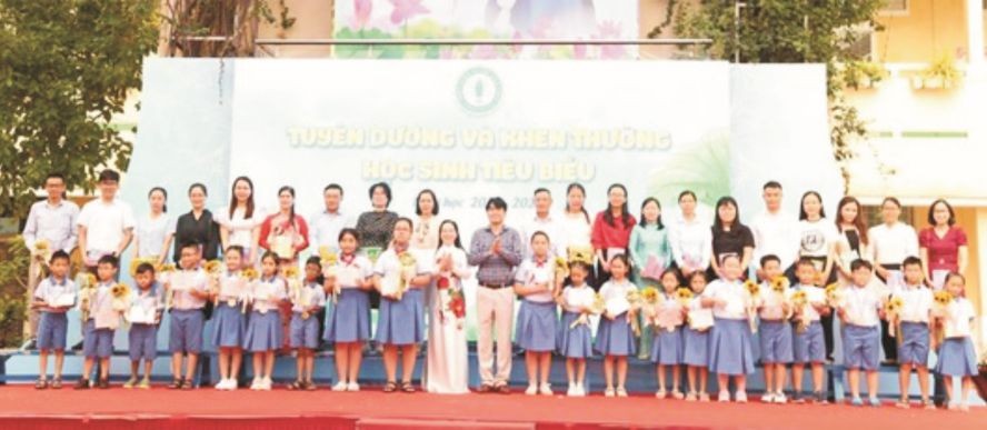 在第一郡陈兴道小学的2022至2023学年结业礼上,家长和学生一起获表彰。
