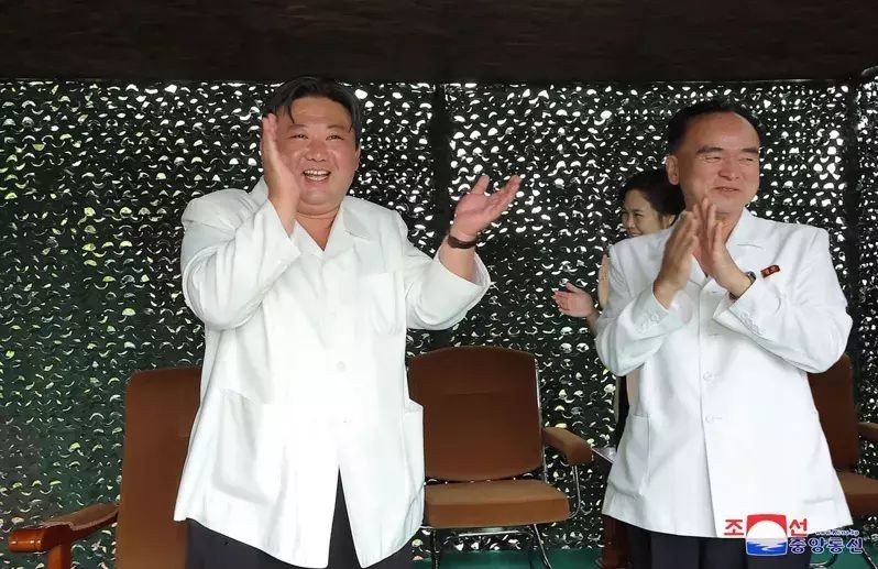 朝鲜国务委员会委员长金正恩(左)今年上半年仅出席30次公开活动,且多属军事领域,是近三年来最少。 (图:朝中社)