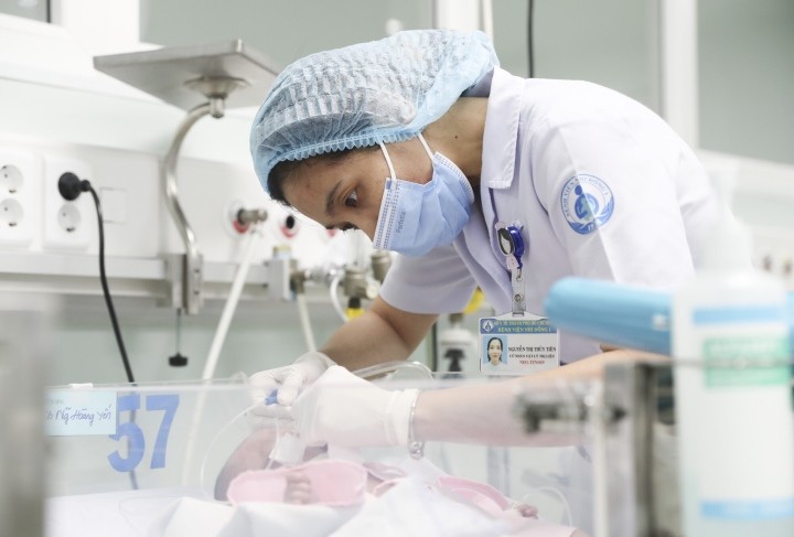 市第一儿童医院医护人员正在照顾一名婴儿患者。(图:维英)