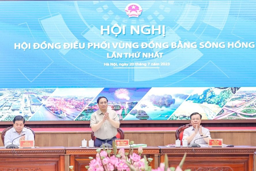 政府总理范明政(中)主持会议。(图:越通社)