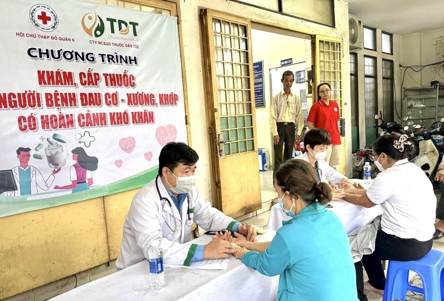 医生们为病人诊病！