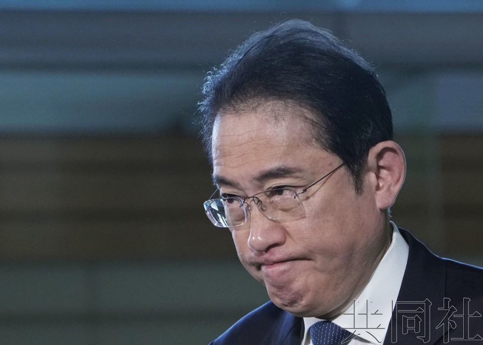 日本首相岸田文雄就朝鲜发射短程弹道导弹一事接受采访。（图：共同社）