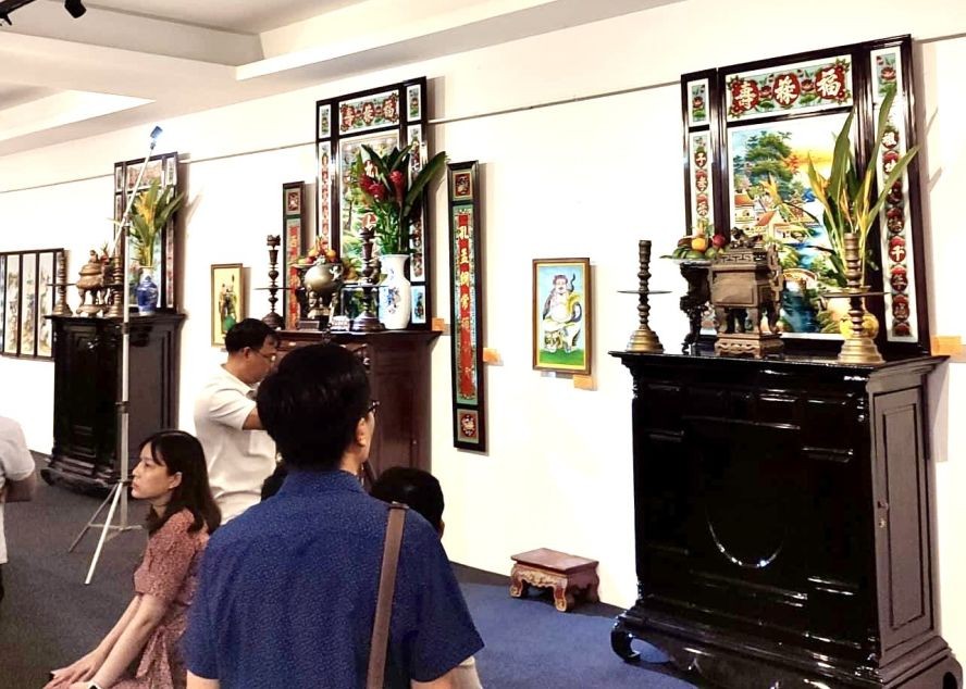 玻璃画展吸引众人参观。