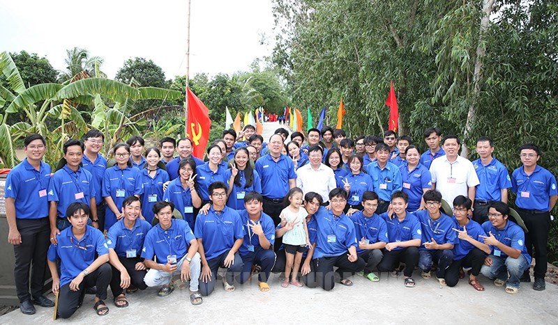 市委副书记阮胡海与百科大学绿色暑期志愿战士们合影留念。(图:市党部新闻网)
