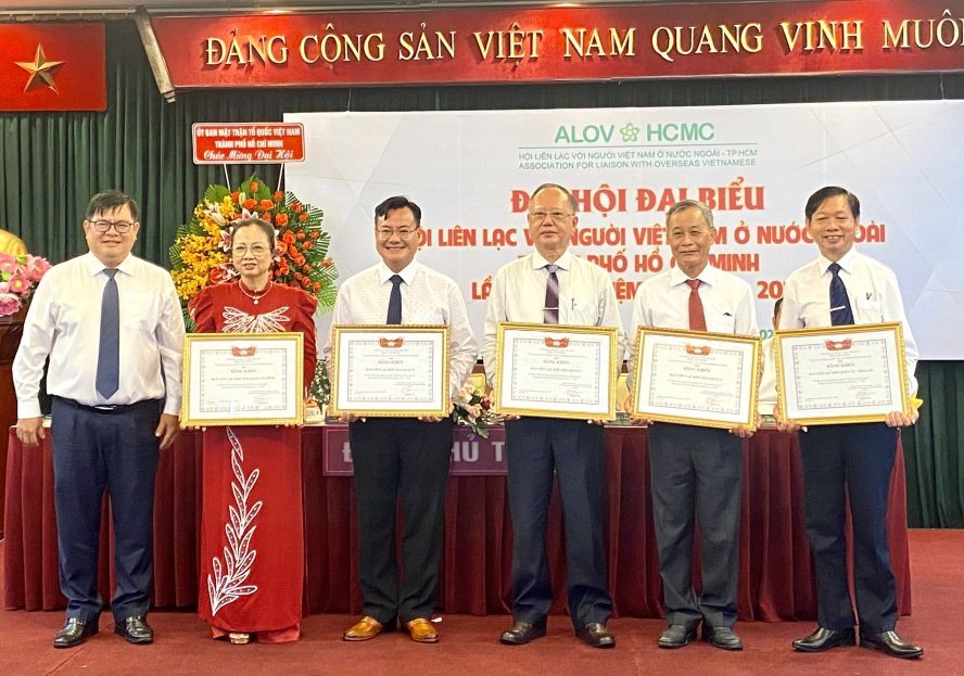 市祖国阵线会员会副主席吴青山向各单位代表颁发奖状。