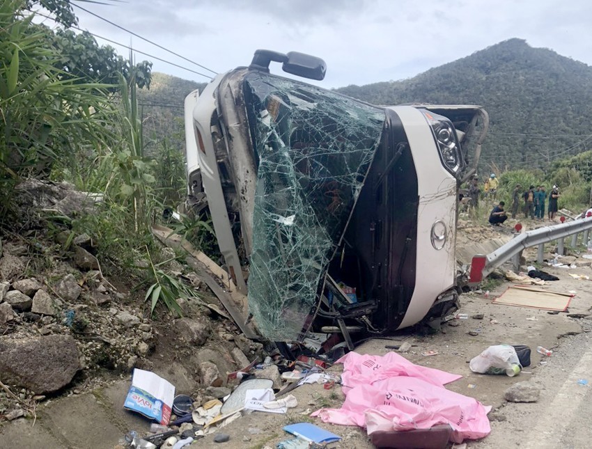 本月18日在庆和省庆永县山泰乡布朗村27C国道庆黎岭发生一起严重交通事故导致4名中国游客罹难。图为事故现场。(图:TT)