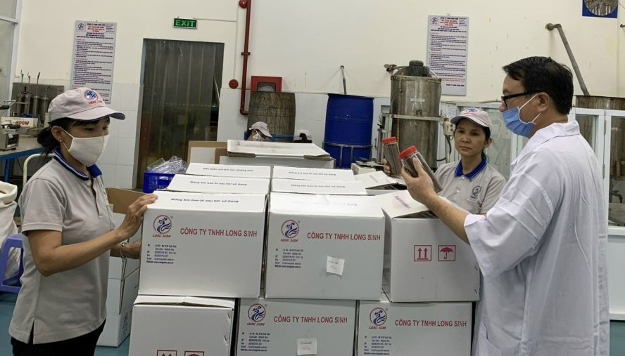 在产品出厂之前,王永协总经理还抽样检查以确保质量。