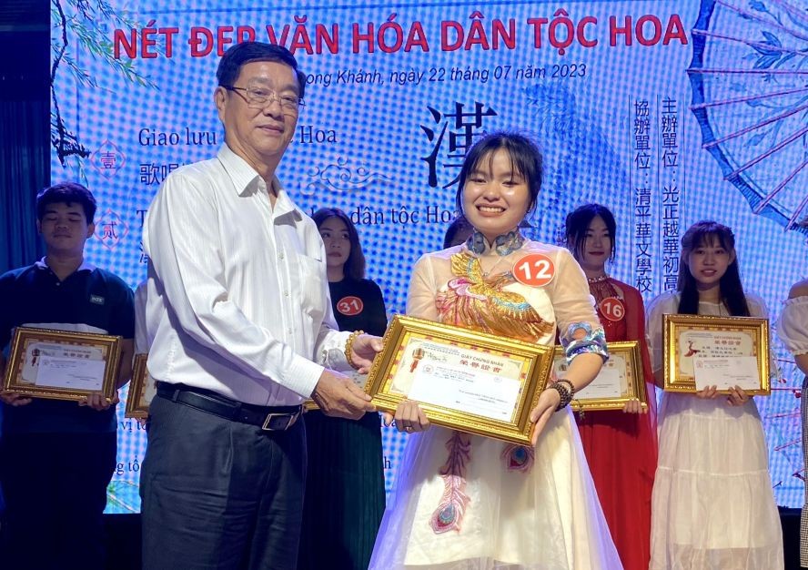 邓栢荣先生向歌唱冠军黎双鸳儿（光正学校）颁奖。