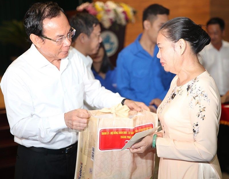 市委书记阮文年亲切问候及赠送礼物给烈属。（图：市党部新闻网）