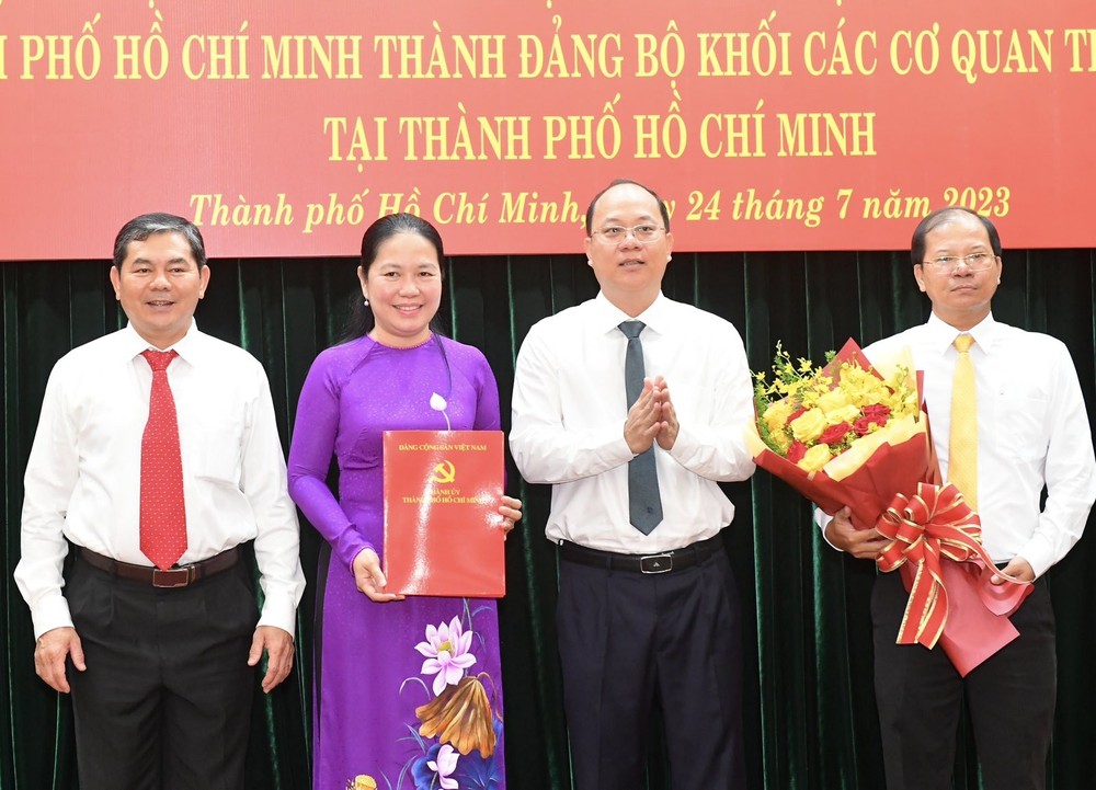 市委副书记阮和海（右二）出席工商部驻本市基层机关党部易名为中央驻本市机关党部公布仪式。（图：越勇）