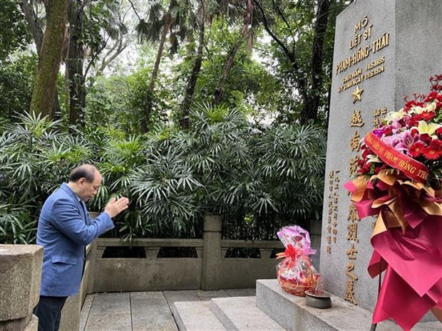 越南驻中国广州总领事武越英祭拜范鸿泰烈士。(图:越通社)