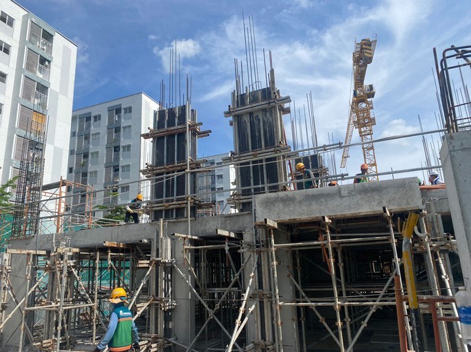 平政县原山居民区的社会住房项目一直维持活跃的施工进度。