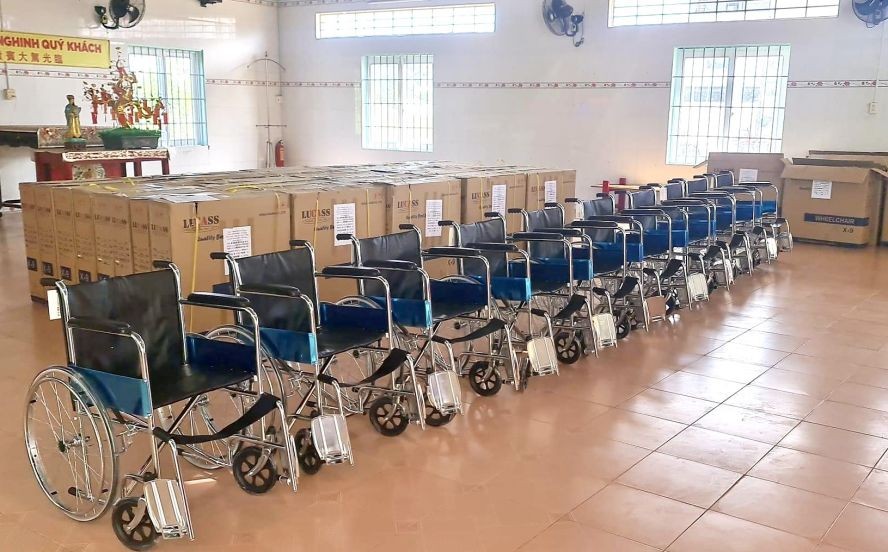 准备赠送的轮椅。 准备赠送的轮椅。