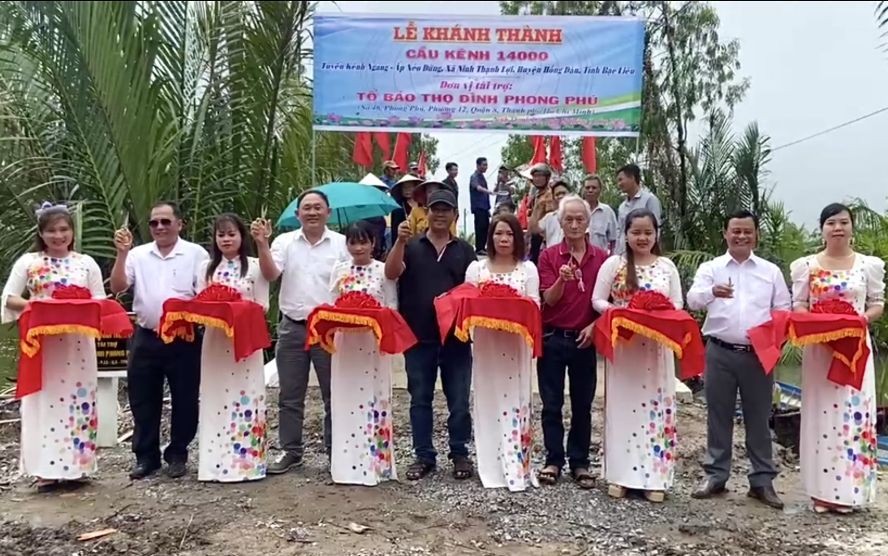 第八郡丰富会馆理事会代表参加“14000涌桥”落成仪式。