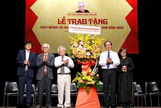 市委书记阮文年向组委会赠送鲜花。