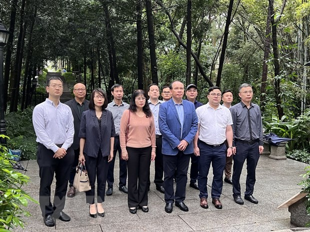 越南驻中国广州总领事馆代表团亲往范鸿泰烈士之墓敬香献花。（图：越通社）