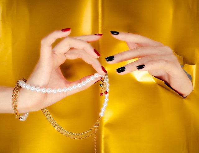 裴氏秋线的美手与首饰合照。