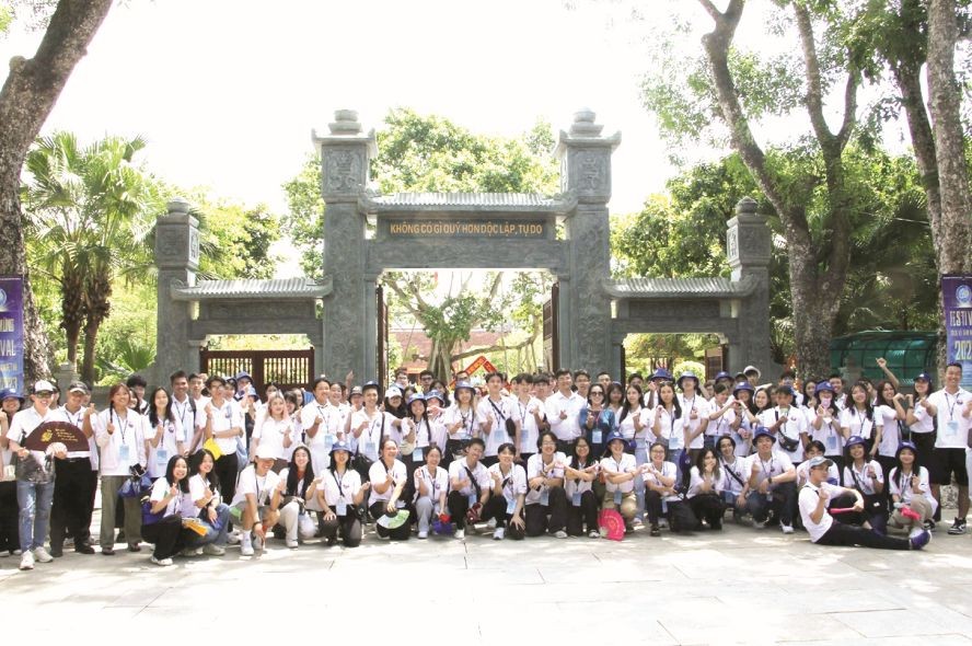 侨胞青年铭记胡志明主席恩情