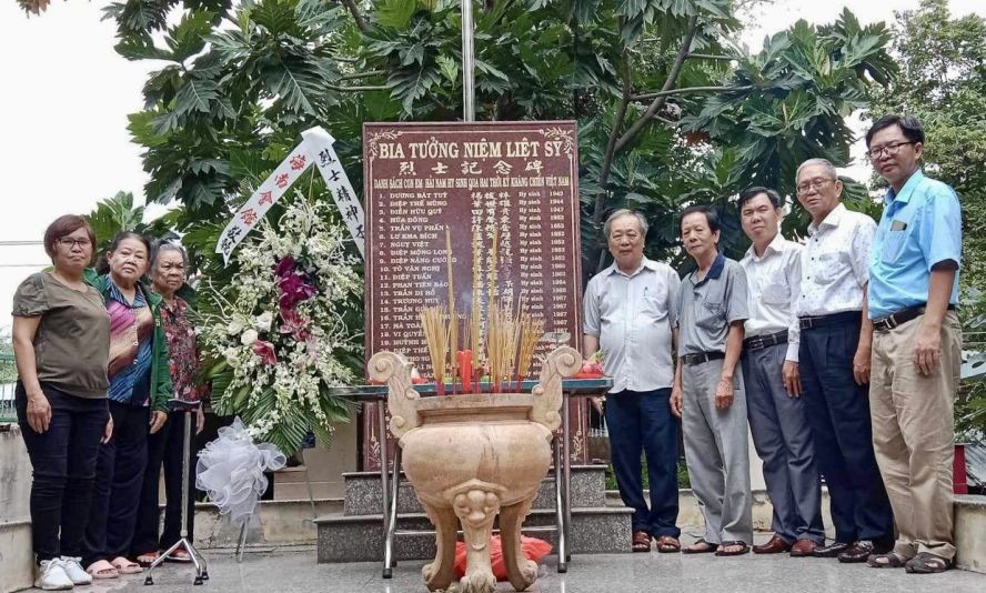 市华人抗战传统俱乐部主任孙盛强、市民族处副主任曾福禄以及海南会馆诸位理事会代表在琼裔烈士纪念碑前合照留念。