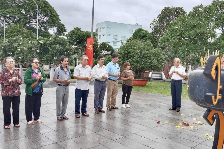 代表团在守德市烈士陵园上香缅怀诸位革命英烈。
