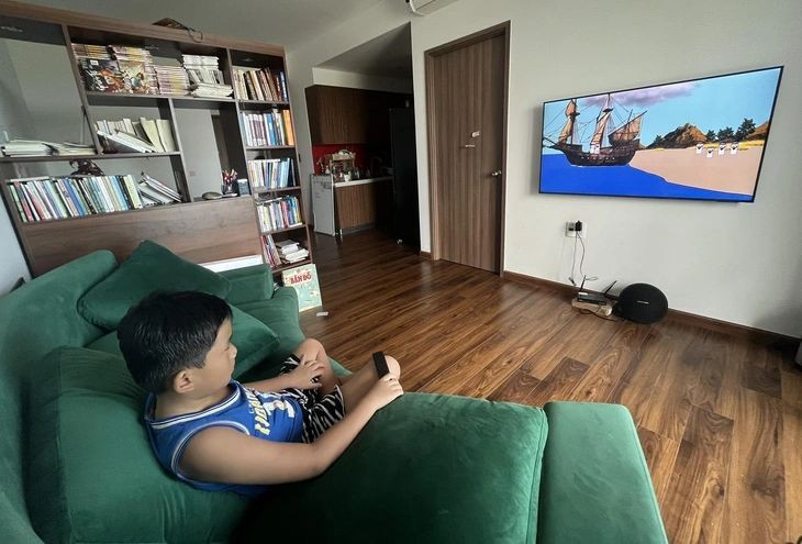 一整天在家，如果没有定下任何计划时间表，小孩容易拿起手机玩或看电视娱乐。