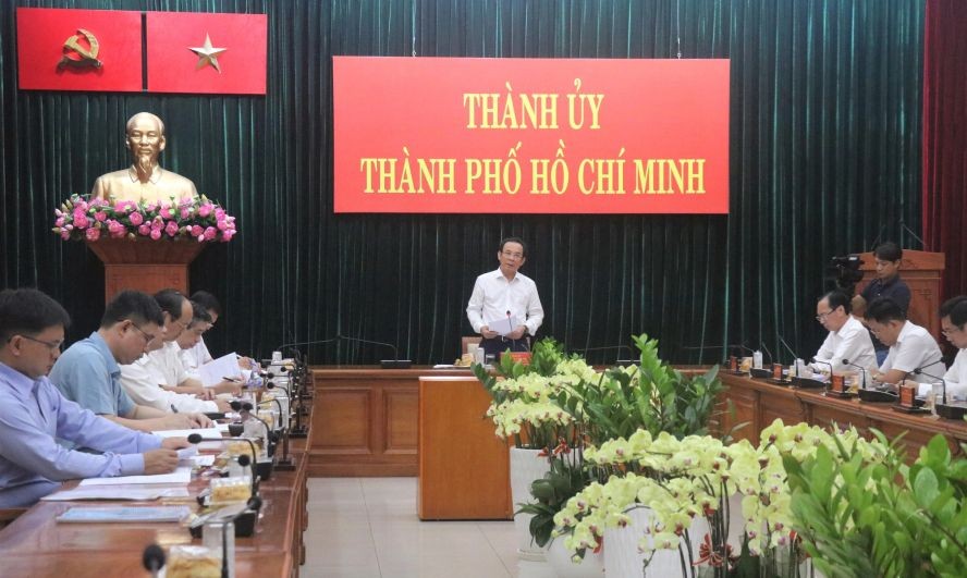 市委书记阮文年(中)主持会议。(图:TTO)