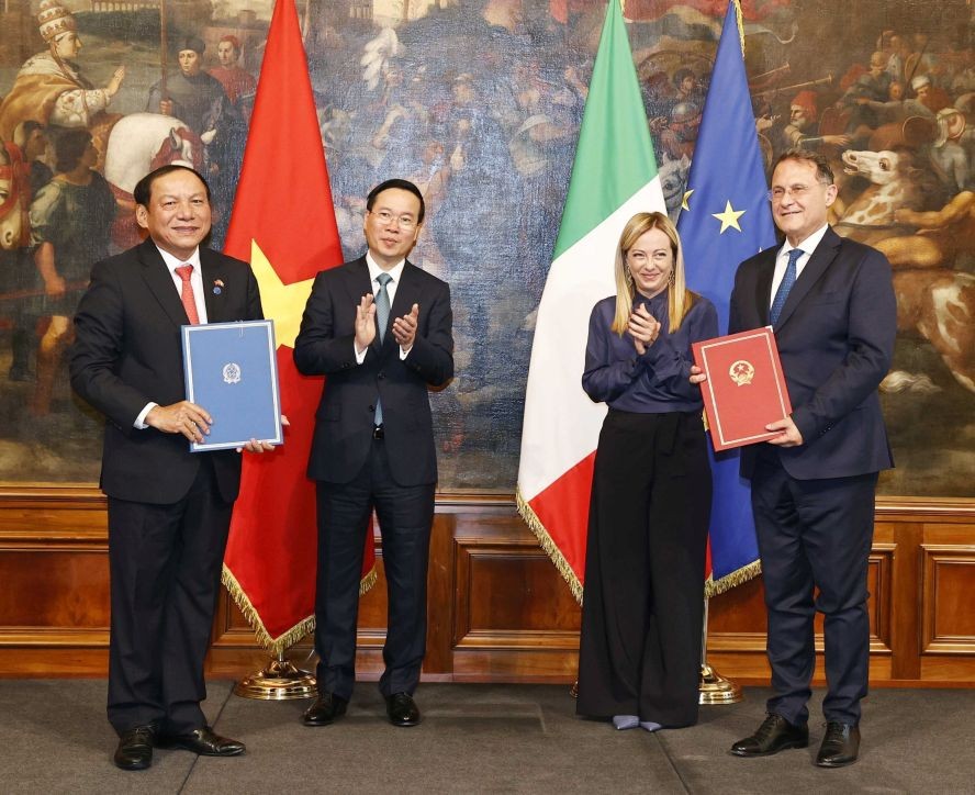 越南国家主席和意大利总理见证两国签署合作协议。(图:越通社)