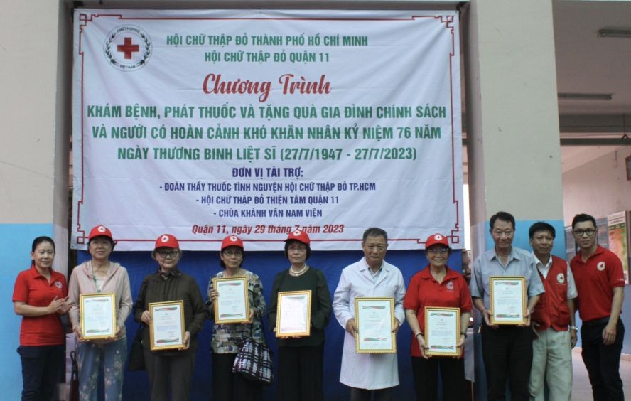 第十一郡红十字会主席潘青团向各热心单位和个人赠送感谢状。