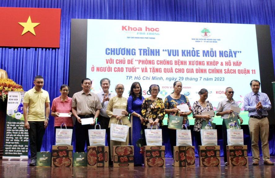 组委会和赞助单位代表向对革命有功的高龄者赠送“知恩”礼物。 组委会和赞助单位代表向对革命有功的高龄者赠送“知恩”礼物。