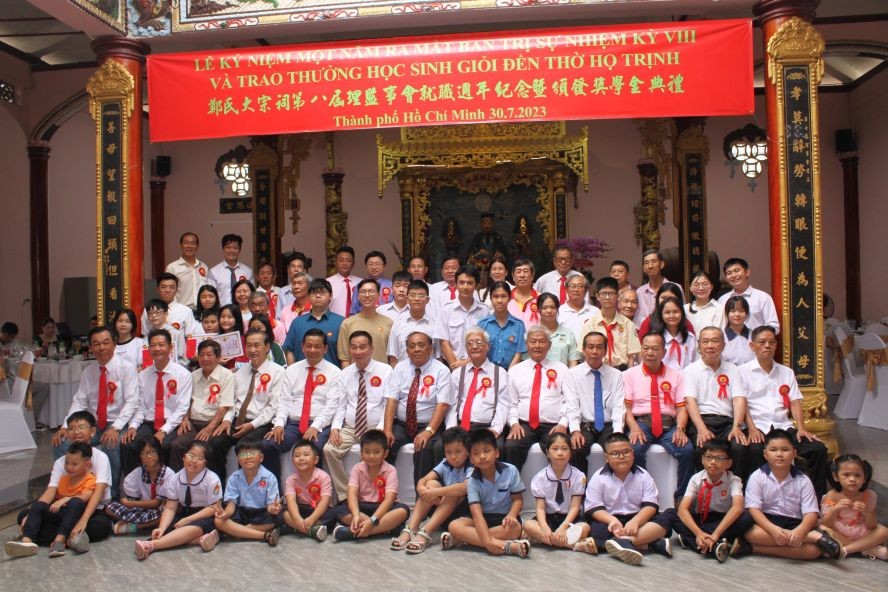 郑氏宗祠理监事会与优秀子弟合照留念。